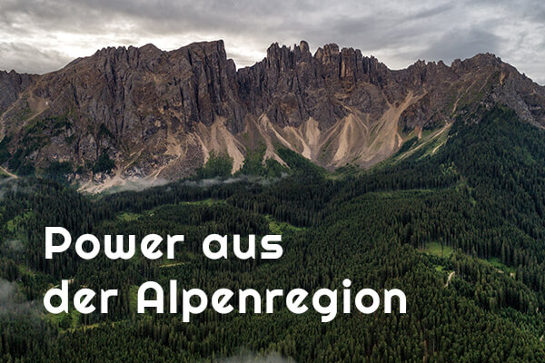 Symbolbild Bergkette mit Text "Power aus der Alpenregion"