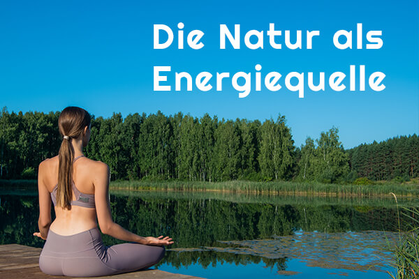 Symbolbild "Die Natur als Energiequelle", Frau sitzt an einem See und meditiert