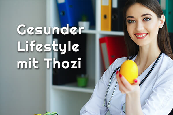 Symbolbild gesunder Lebensstil mit Thozi, Ärztin hält Zitrone und lächelt